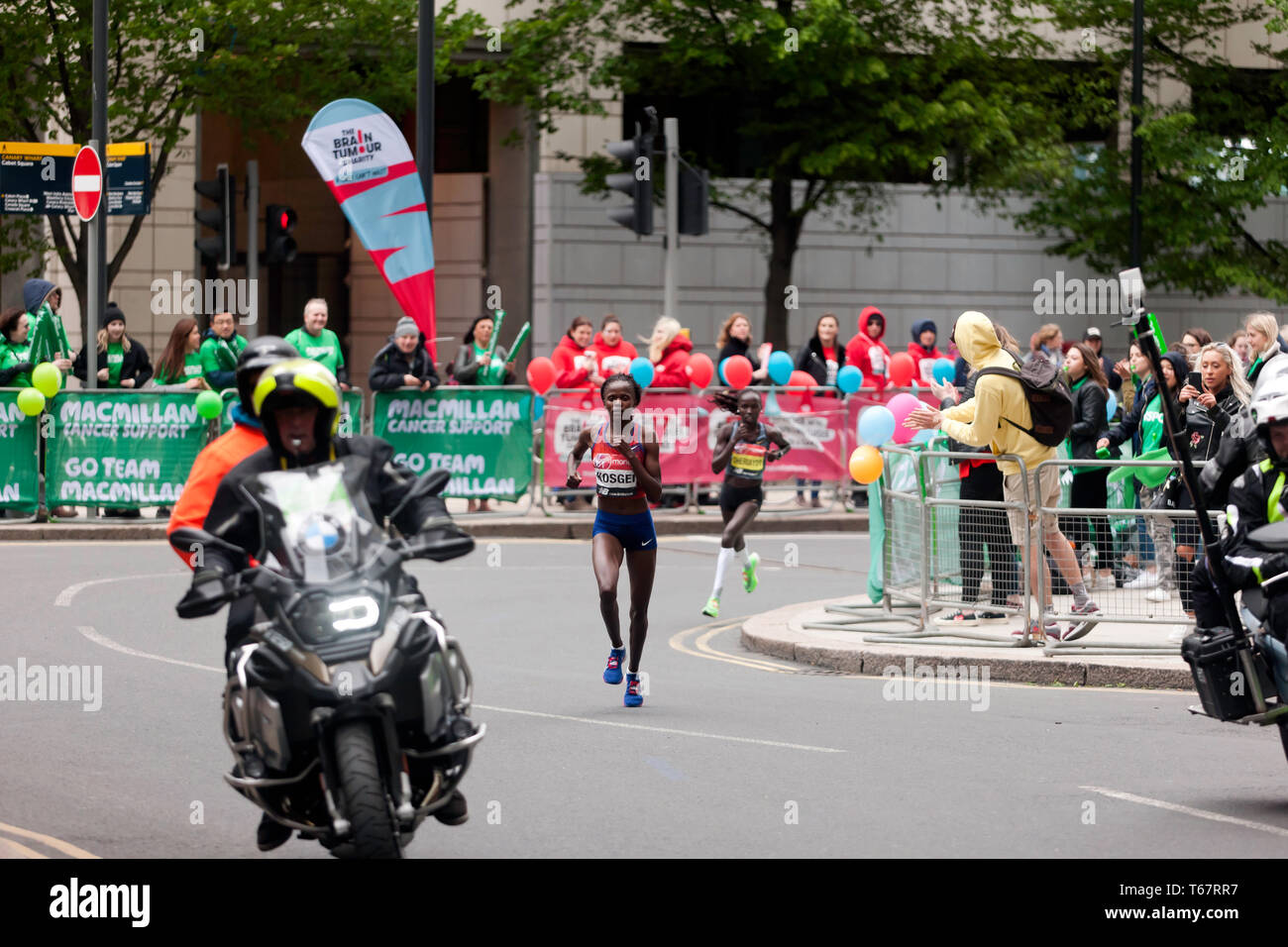 Brigid Kosgei (KEN), et Vivian Cheruiyot (KEN), en compétition dans la Womens Elite 2019 Marathon de Londres. Ils terminent 1e et 2e, respectivement, en temps de 02:18:20 et 02:20:14, respectivement Banque D'Images