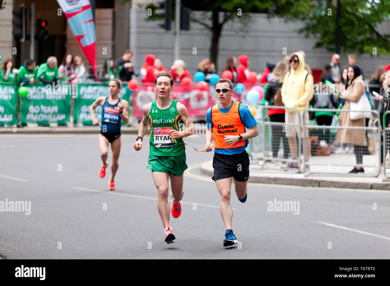 Declan Ryan (IRL), avec son coureur-guide, en compétition dans le monde Para 2019 Marathon de Londres. Declan a terminé 16e dans un temps de 02:45:42 Banque D'Images