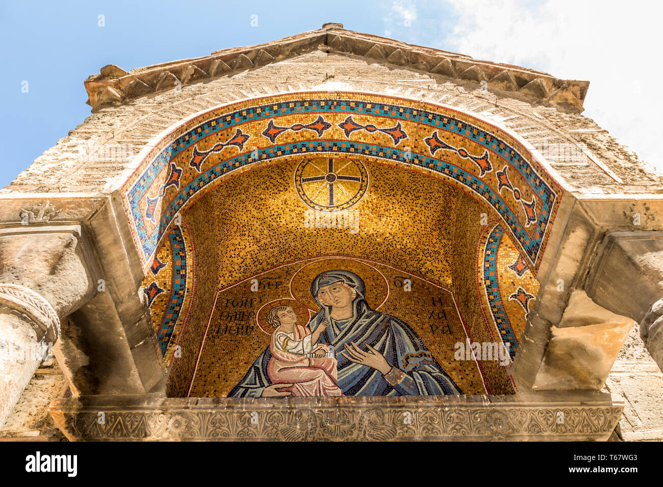Athènes, Grèce. Mosaïque de la Vierge et l'enfant au portique sud de l'église de Panaghia Kapnikarea, une église orthodoxe grecque Banque D'Images