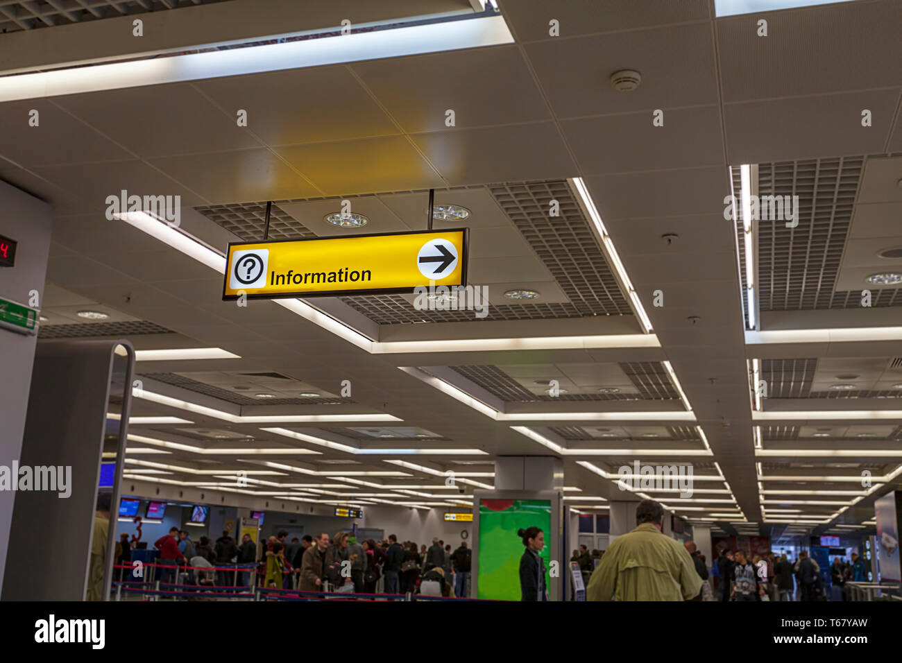 Invitation à l'intérieur lumineux jaune signe avec point d'interrogation et signe de route sur l'aéroport et de la station de métro. La salle d'attente des passagers sur check point Banque D'Images