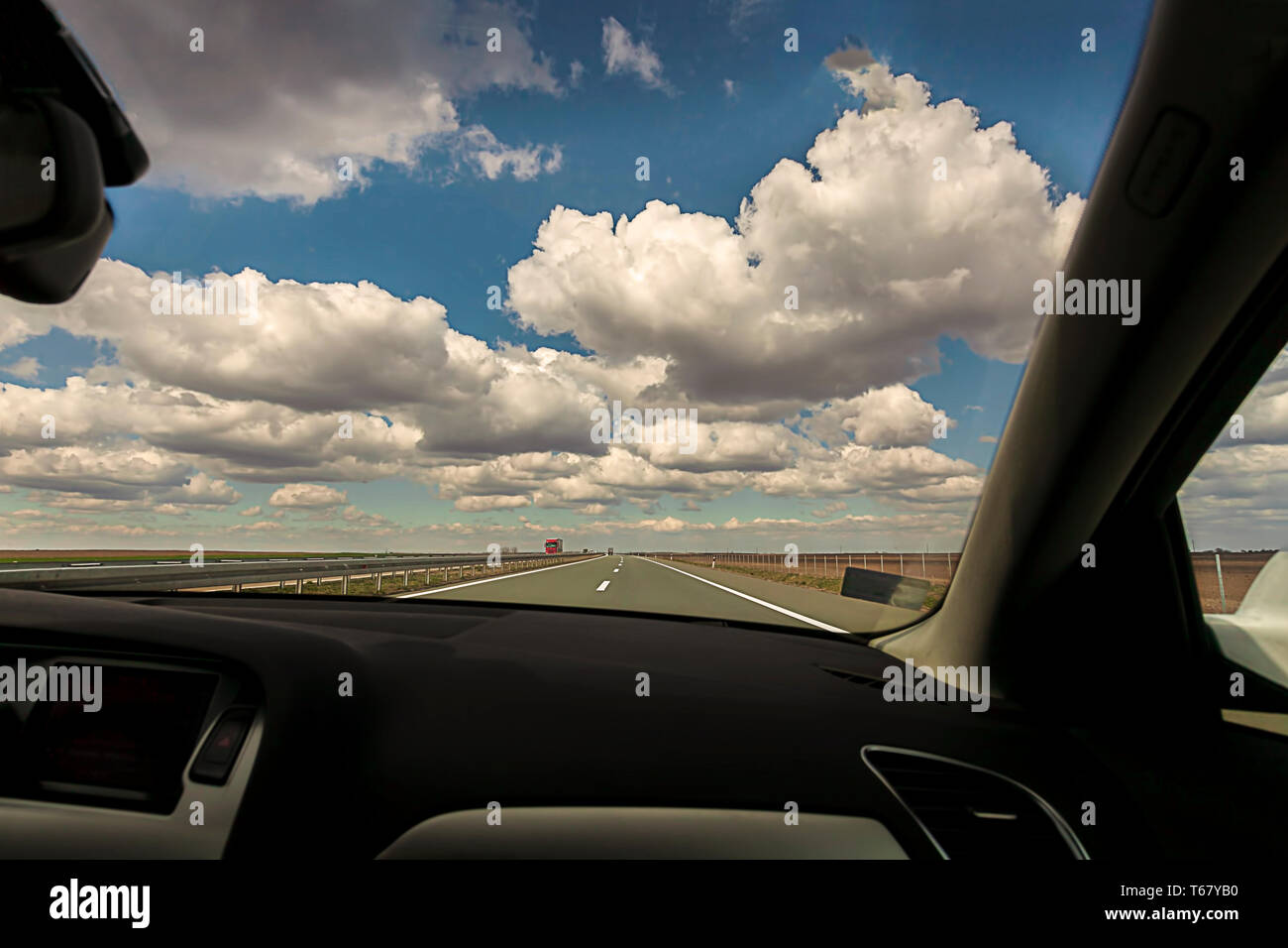 Voyage Voyage à partir d'un cockpit de voiture. Location de voiture sur l'autoroute. Concept de voyage aventure à beau paysage et les nuages. - Image Banque D'Images