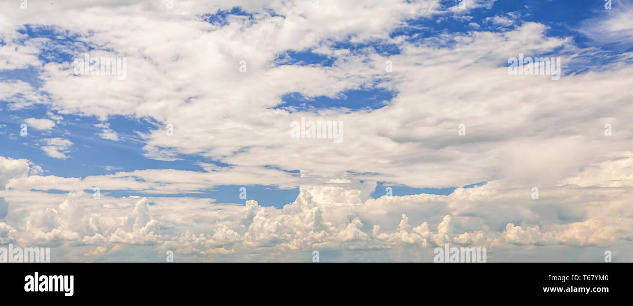 Beaux nuages moelleux avec fond de ciel bleu. Météo Nature nuage, ciel bleu et soleil - Image Banque D'Images