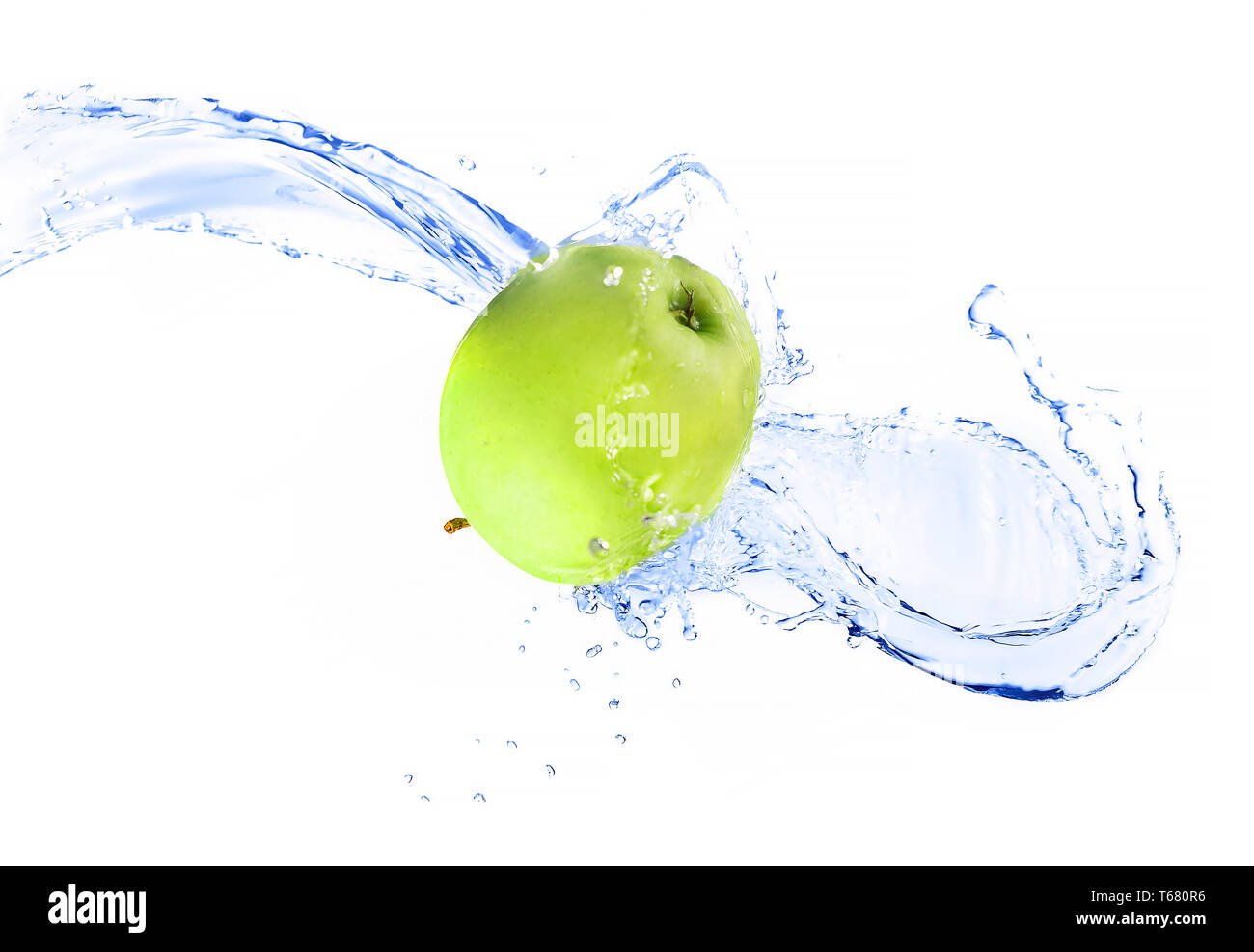 Pomme verte avec de l'eau splash, isolé Banque D'Images