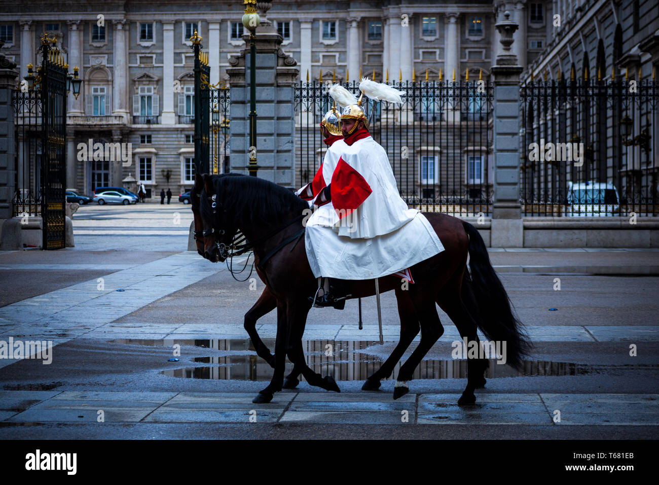 Deux gardes royaux sur les chevaux à l'extérieur du Palais Royal de Madrid, Espagne au cours de la relève de la garde Banque D'Images