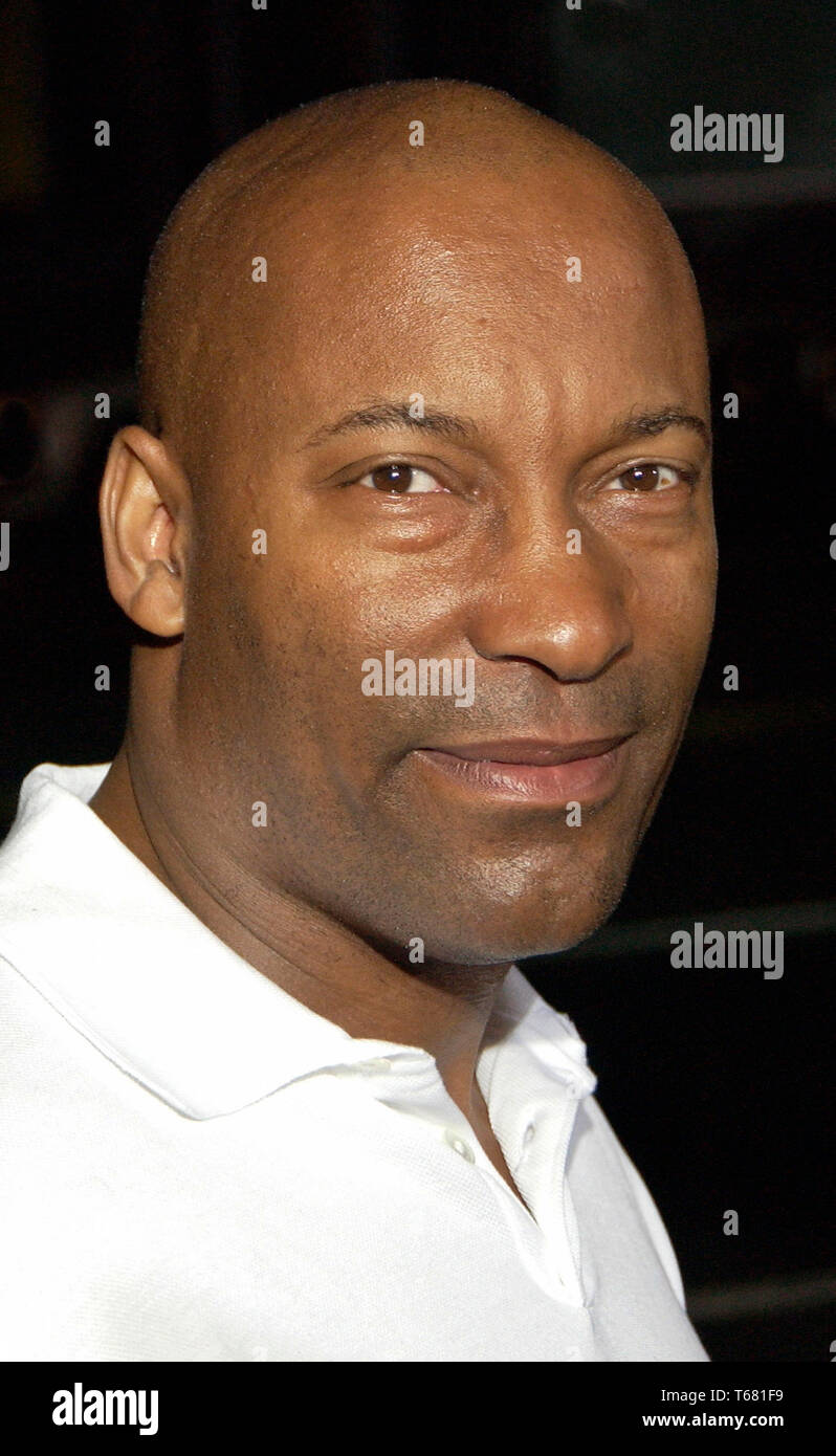 JOHN SINGLETON (6 janvier 1968 - 29 avril 2019) était un réalisateur, scénariste et producteur, mieux connu pour diriger le film '1991 Boyz N the Hood", pour lequel il a été nominé pour l'oscar du meilleur réalisateur, devenant ainsi le premier Afro-américain et plus jeune personne à avoir jamais été en nomination pour le prix à l'âge de 24 ans. Sur la photo : Sep 27, 2004 - Los Angeles, Californie, États-Unis - Directeur John Singleton à la première du film "Femme, tu es délié'. (Crédit Image : Vaughn Youtz/ZUMAPRESS.com) Banque D'Images