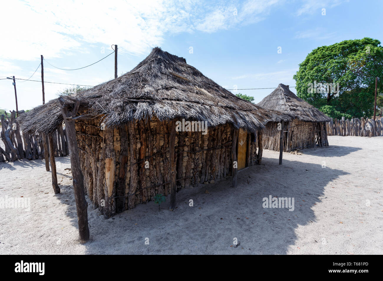 Village avec des maisons traditionnelles africaines Banque D'Images