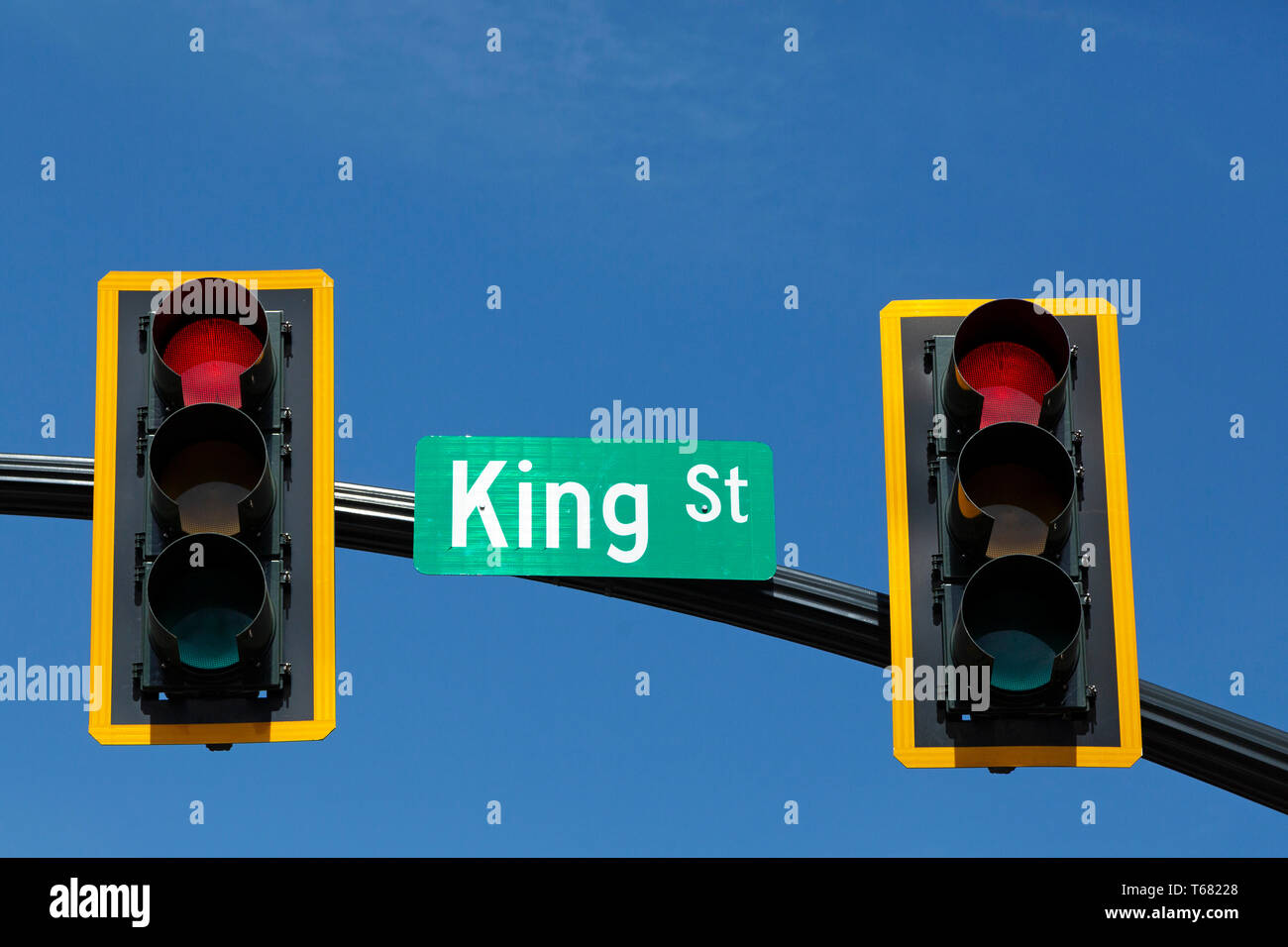 Feux de circulation dans la région de Charleston, Caroline du Sud, USA. Les lumières, sur la rue King, sont de couleur rouge pour s'arrêter. Banque D'Images
