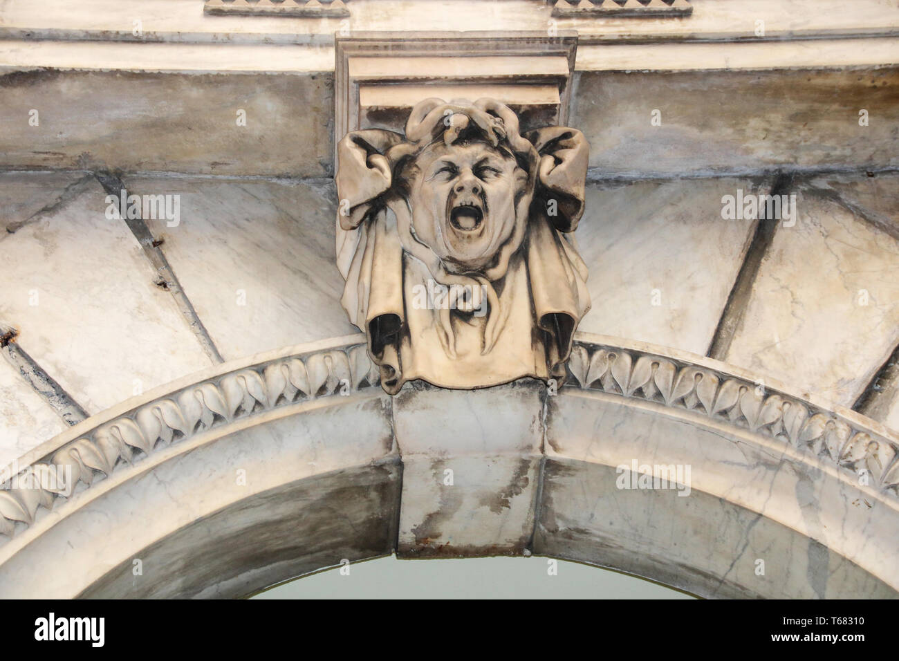 Décoration représentant un visage de femme sur la porte d'un palais dans le centre historique de Gênes, Italie Banque D'Images