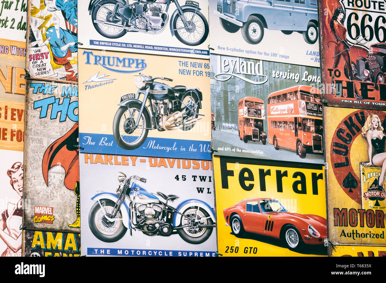 Moto et voiture émaillé signes. Portobello Road. Notting Hill, Londres Banque D'Images