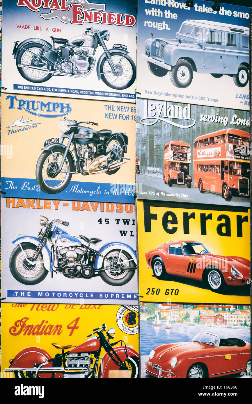 Moto et voiture émaillé signes. Portobello Road. Notting Hill, Londres Banque D'Images