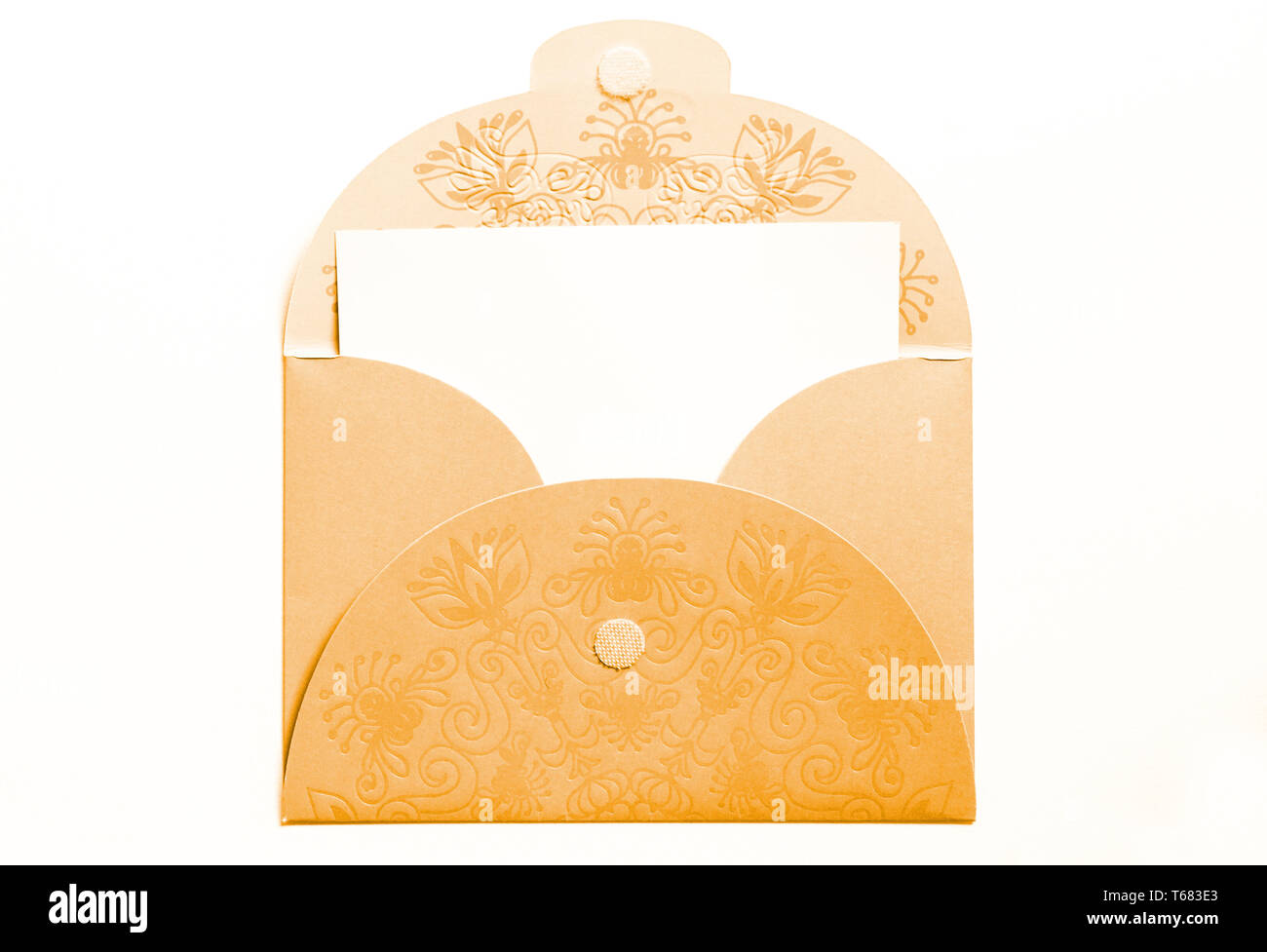 Enveloppe ouverte jaune isolated on white Banque D'Images