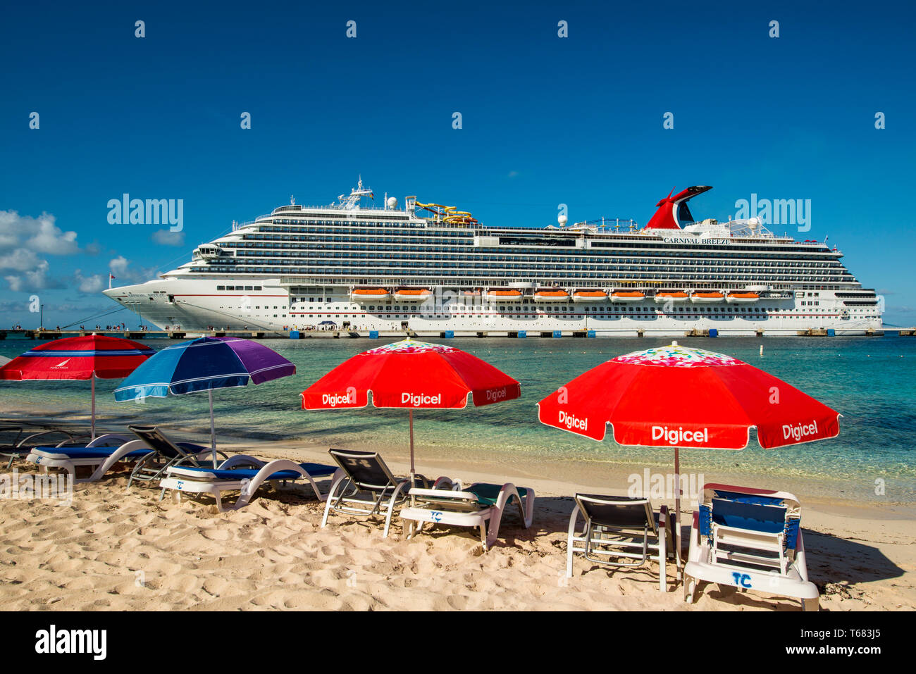 Bateau De Croisière Et Parapluies, Port De Croisière Grand Turk, Île Grand Turk, Îles Turques Et Caïques, Caraïbes. Banque D'Images