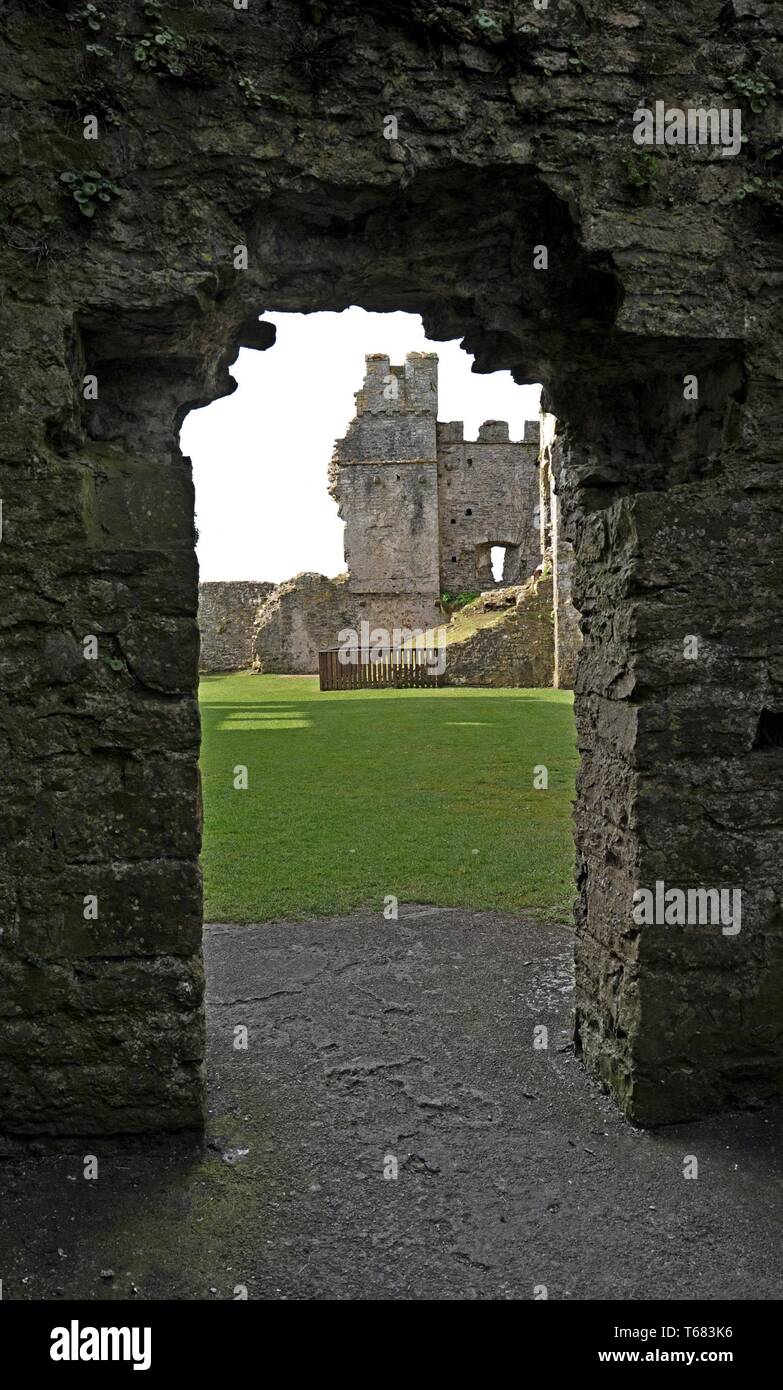 Vue à travers une porte médiévale voûtée en pierre au château de Pembroke, West Wales Banque D'Images