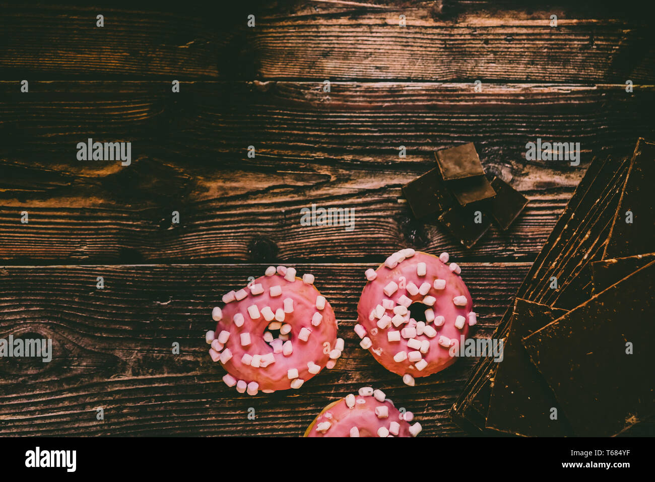 Paire de buns givré avec du sucre rose et les guimauves, pleine de graisse de palme saturées et polysaturated. Banque D'Images