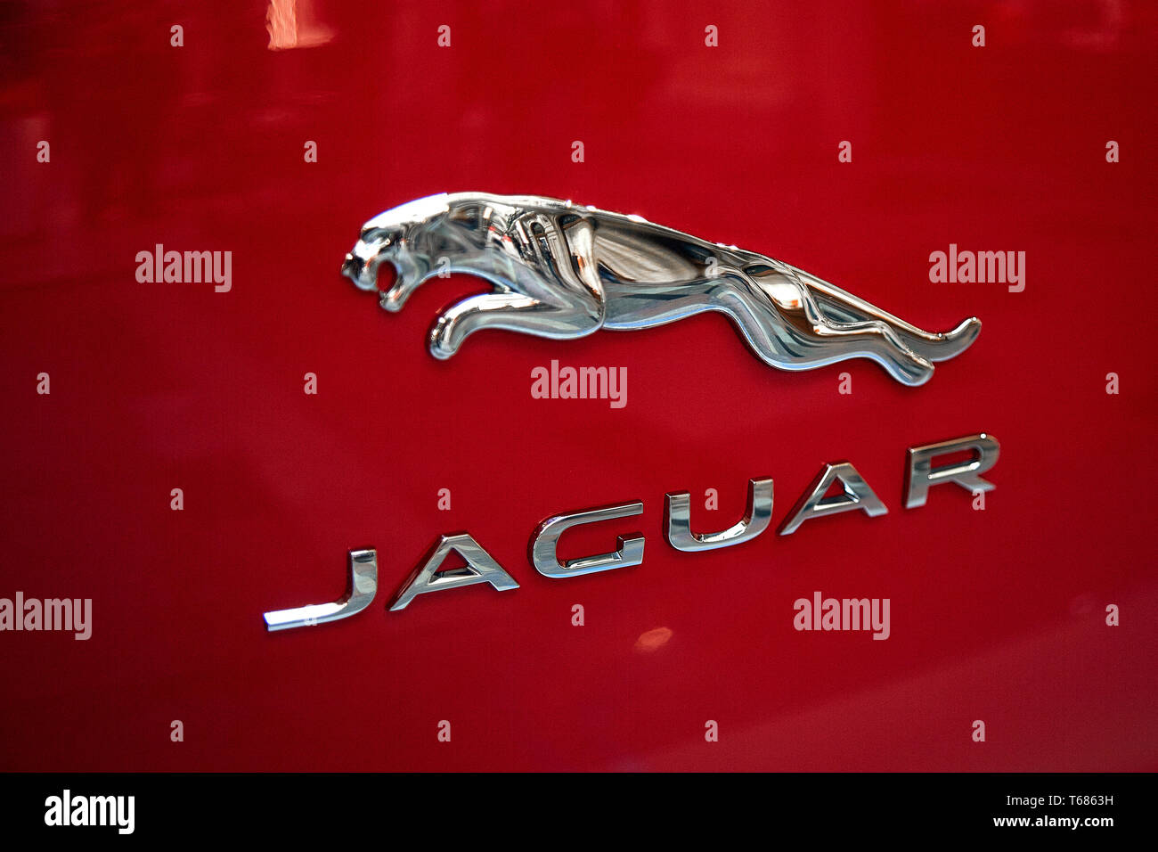 Moscou, Russie, 24.04.2019 : logo Jaguar Jaguar Cars est marque de Jaguar Land Rover, constructeur automobile multinationale britannique Banque D'Images