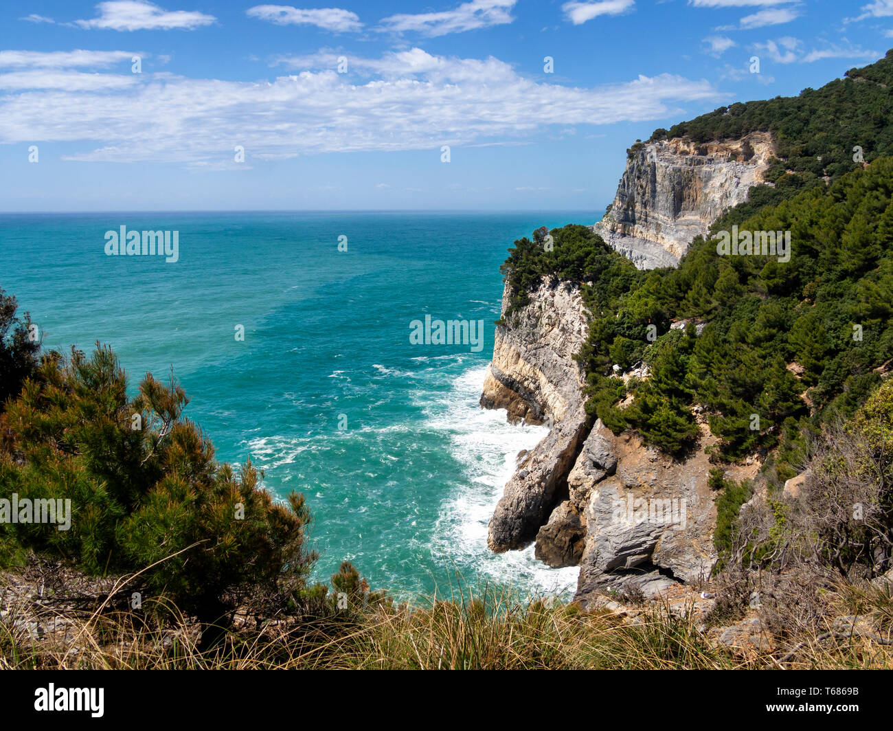 Les falaises spectaculaires de la côte méditerranéenne et sur l'île de Palmaria, juste à côté de Portovenere à La Spezia province, Ligurie, Italie. Banque D'Images