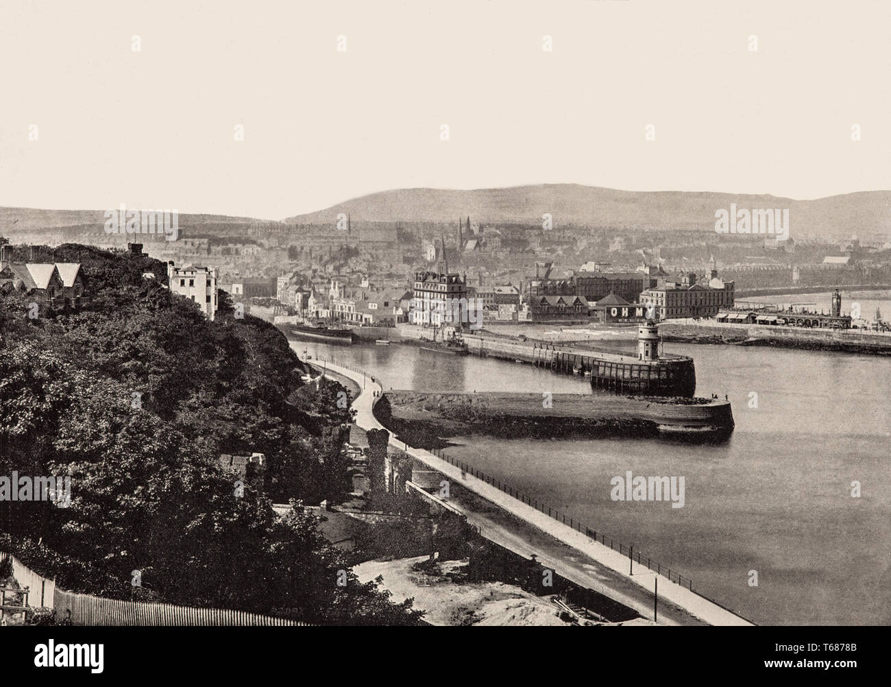 Fin du 19e siècle vue sur Loch Promenade tyhat s'exécute presque toute la longueur du front de mer de Douglas a été construit en 1878. Douglas est la capitale, port commercial principal et plus grande ville de l'île de Man, qui sont une dépendance de la Couronne britannique dans la mer d'Irlande entre la Grande-Bretagne et l'Irlande. Il a connu une croissance rapide en raison de liens avec l'anglais port de Liverpool dans le 18e siècle. Il est devenu une destination touristique majeure à la suite de la formation de l'île de Man Steam Packet Company en 1830. Banque D'Images