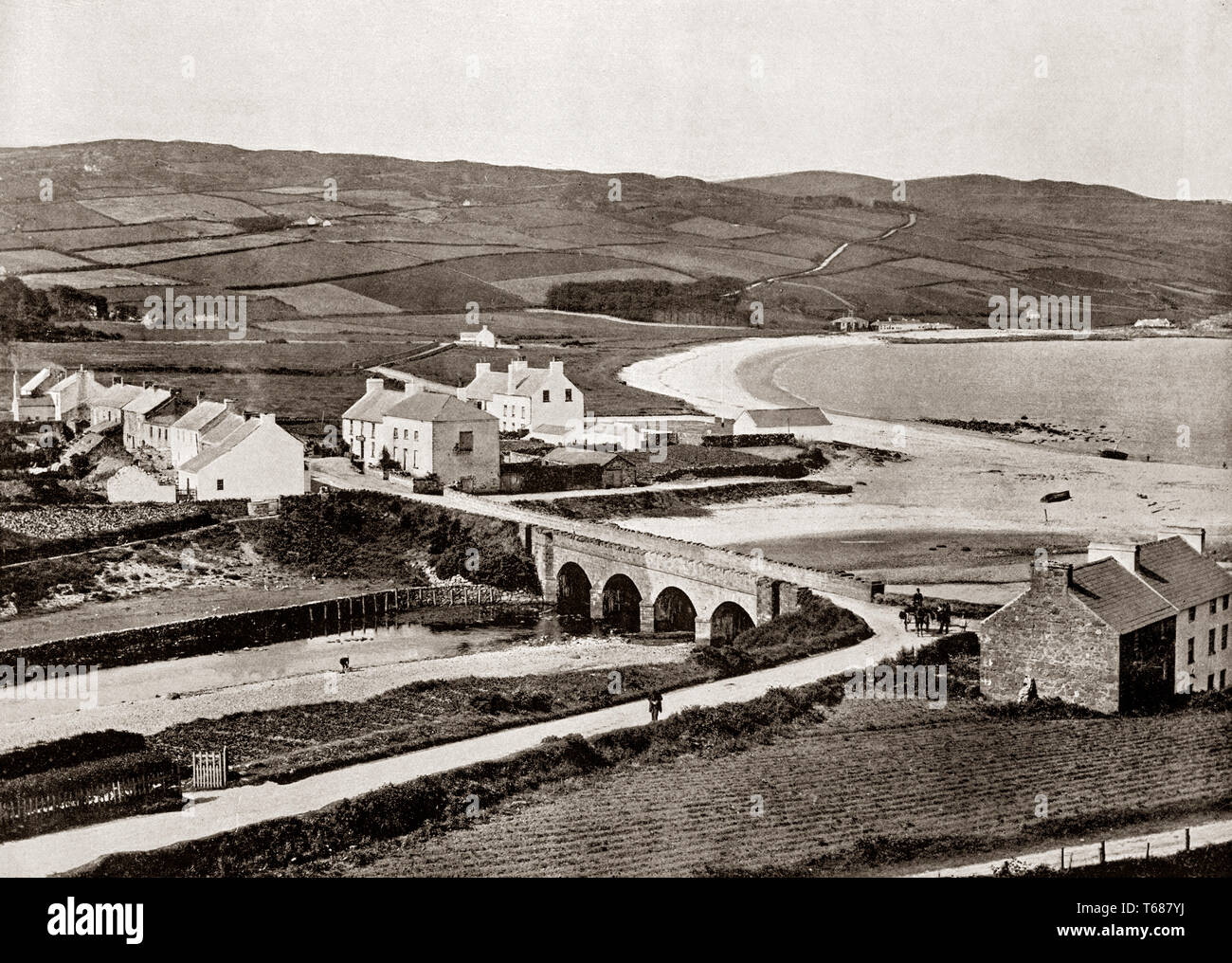 19e siècle vue du pont sur la Rivière Dun À Cushendun, un petit village dans le comté d'Antrim, en Irlande du Nord. Il dispose d'un port bien abrité et se trouve à l'embouchure de la et Glendun, l'un des neuf Glens d'Antrim, et fait partie de Causeway Coast and Glens district. Banque D'Images
