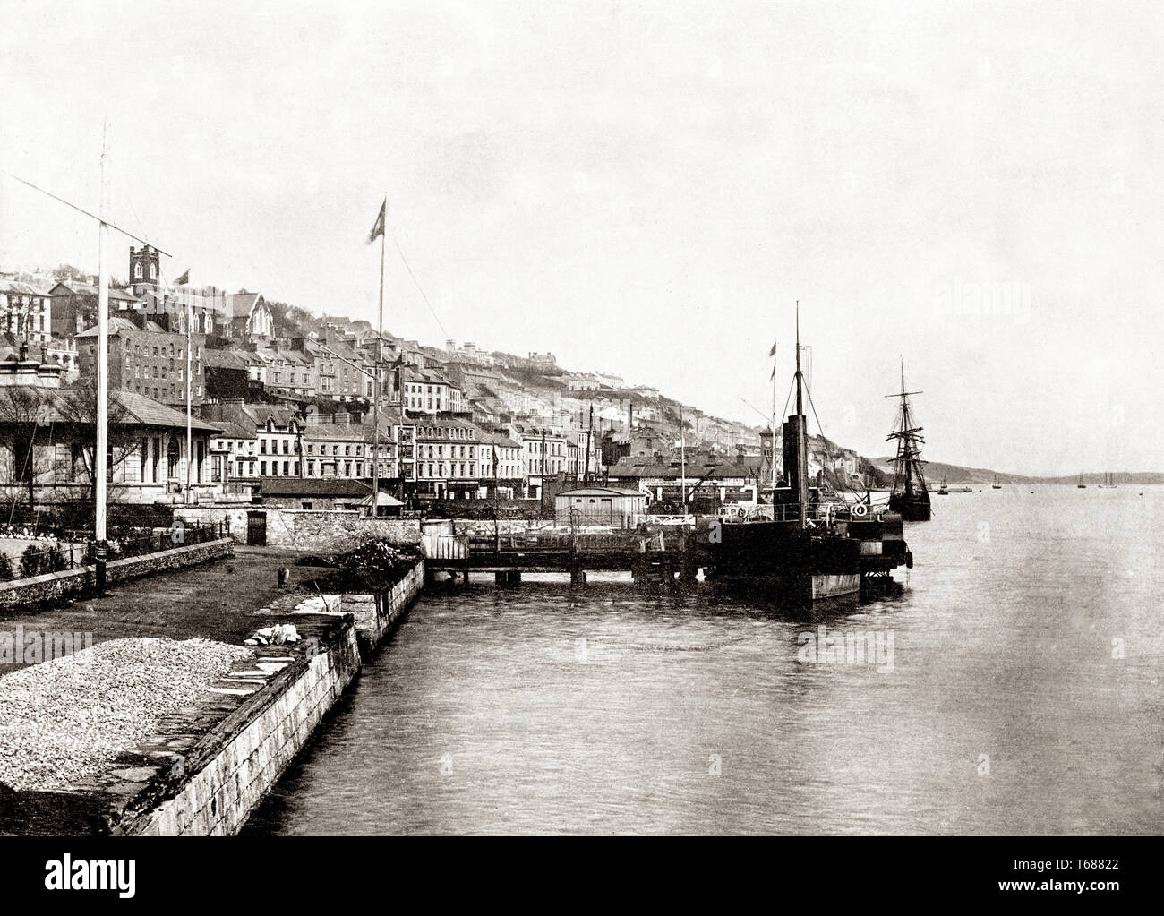 Fin du xixe siècle vue de Queenstown, rebaptisé Cobh en 1920, est une petite ville maritime sur la côte sud du comté de Cork, Irlande. Situé sur le côté sud de la grande île dans le port de Cork il s'inspire de son héritage maritime et de l'émigration ayant été associés avec le RMS Titanic, les navires appel final avant son naufrage. Banque D'Images
