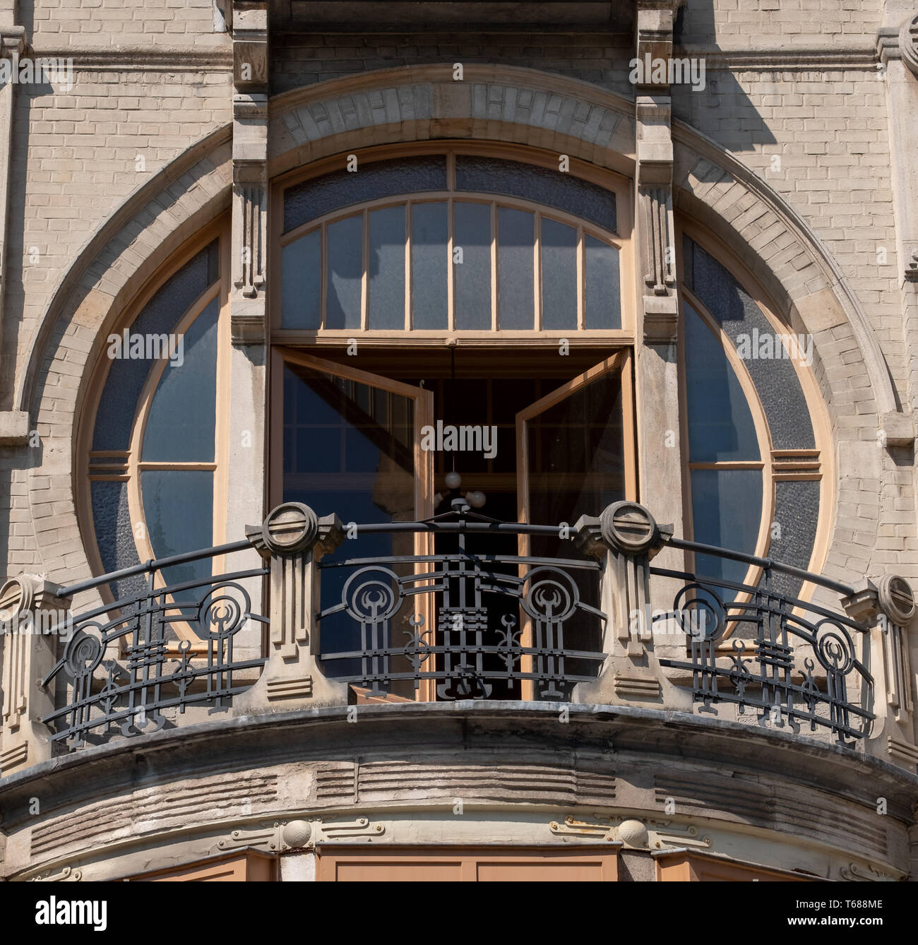 Close up de balcon avec détails circulaire au 92 rue Africaine, Bruxelles, construit en style Art Nouveau typique par Benjamin De Lestré Banque D'Images