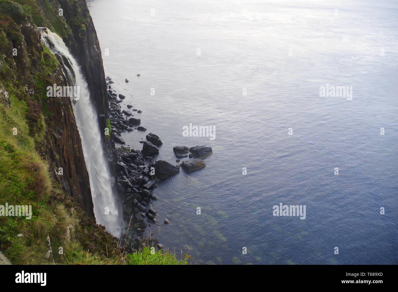 Kilt Rock et Mealt Falls. Isle of Skye, Scotland, UK. Banque D'Images