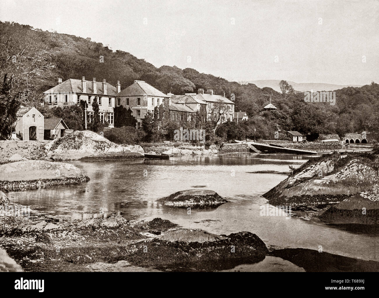 Vue du 19e siècle de l'hôtel Eccles en Glengarriff, un village de la Péninsule de Beara du comté de Cork, Irlande. Connu internationalement comme un lieu touristique, il dispose de nombreux sites naturels. Il est assis à la tête du nord de Glengarriff Bay, une petite enclave de la baie de Bantry. Banque D'Images