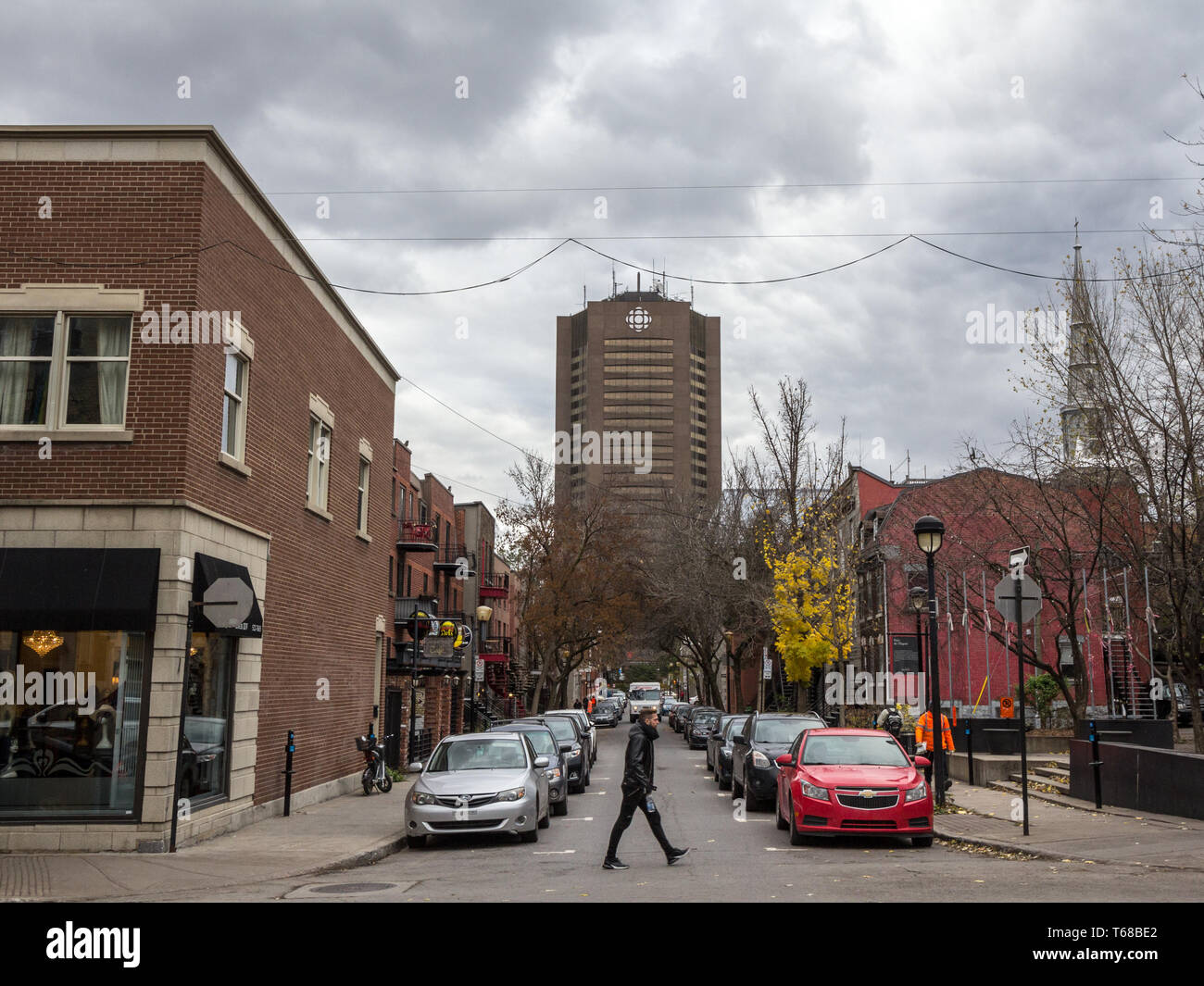 Montréal, Canada - le 8 novembre 2018 : Maison Radio Canada avec le logo de Canadian Broadcasting Corporation (CBC) sur leur siège pour le Québec en Banque D'Images Montréal, Canada - le 8 novembre 2018 : Maison Radio Canada avec le logo de Canadian Broadcasting Corporation (CBC) sur leur siège pour le Québec en Banque D'Images