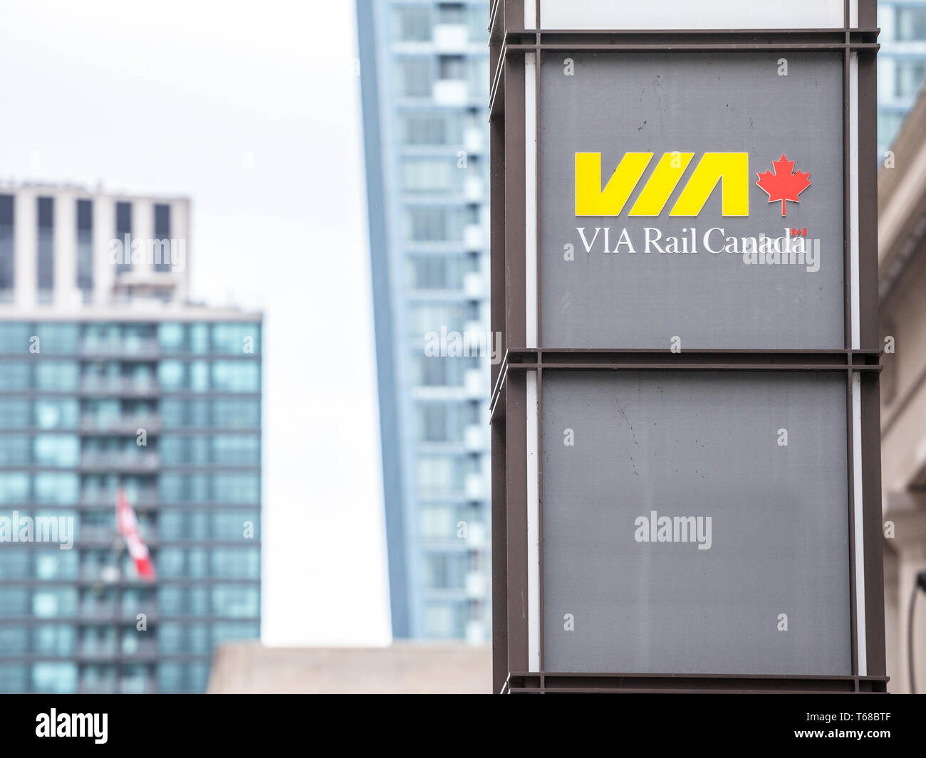 TORONTO, CANADA - 13 NOVEMBRE 2018 : le logo de Via Rail pris en face de la gare Union de Toronto, Ontario. Via Rail est l'opérateur ferroviaire interurbain location Banque D'Images