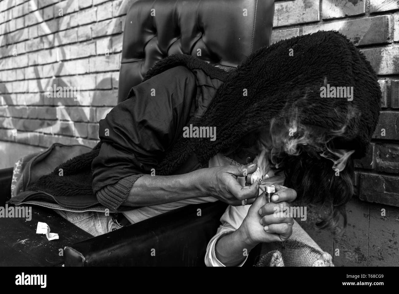 Femme fume du crack dans les rues de Bogota, Colombie Banque D'Images