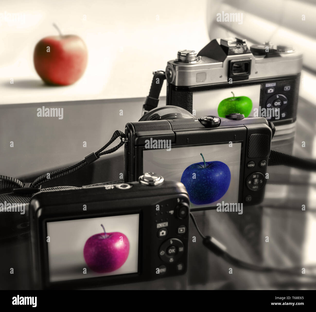 Trois caméras présentant l'image de la pomme (en face), aucun n'est fidèle à l'original. Concept. Banque D'Images