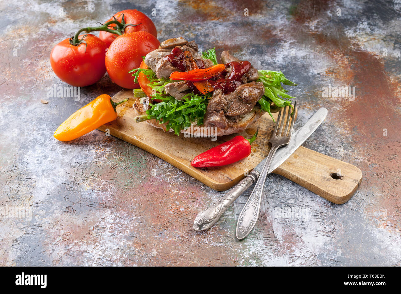 Sandwich grillé avec la viande de dinde, poêlée de champignons, asperges, poivrons, tomates et les verts. Banque D'Images