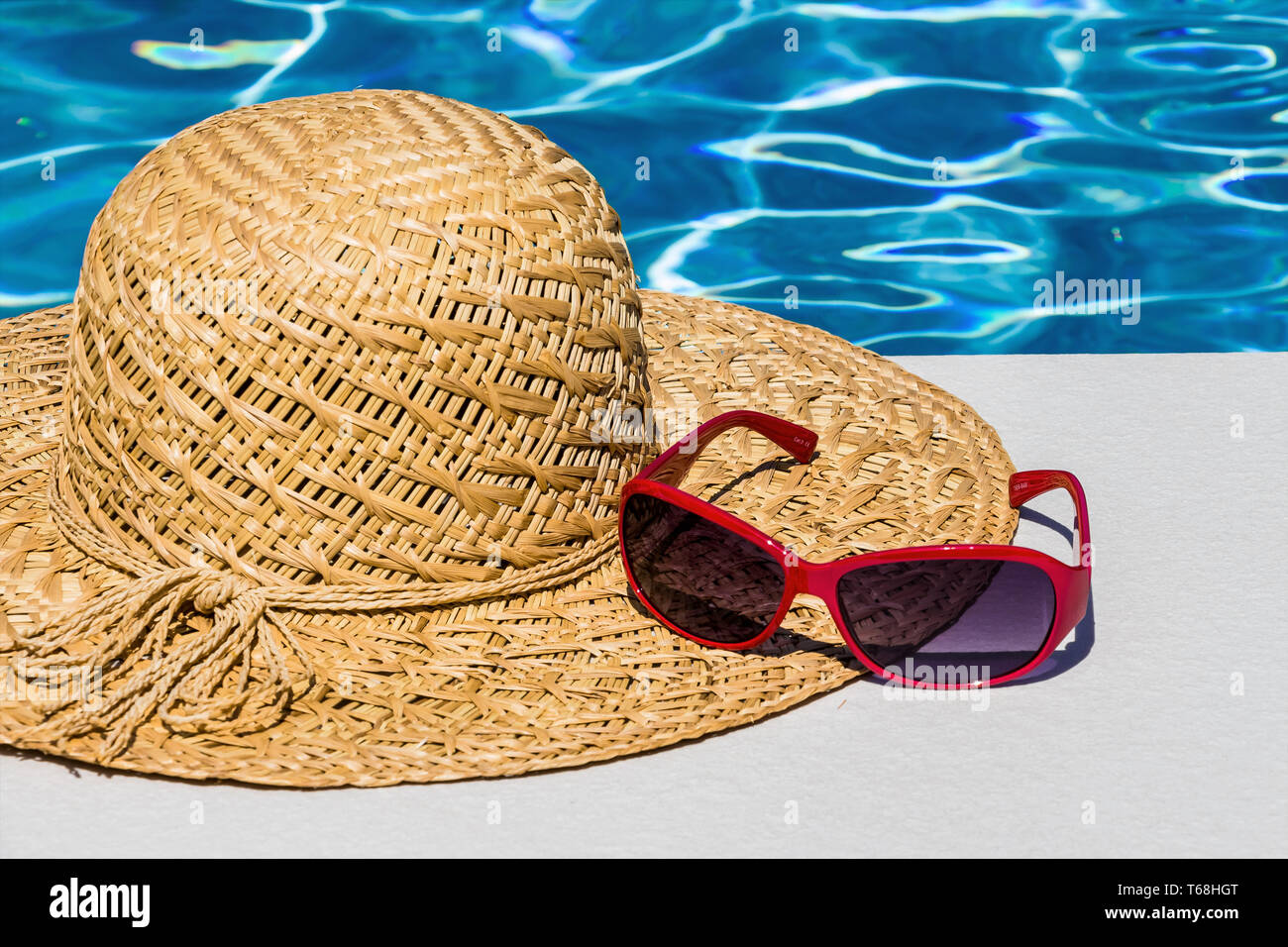 Symbole de vacances Photo d'un chapeau de soleil à la piscine Banque D'Images
