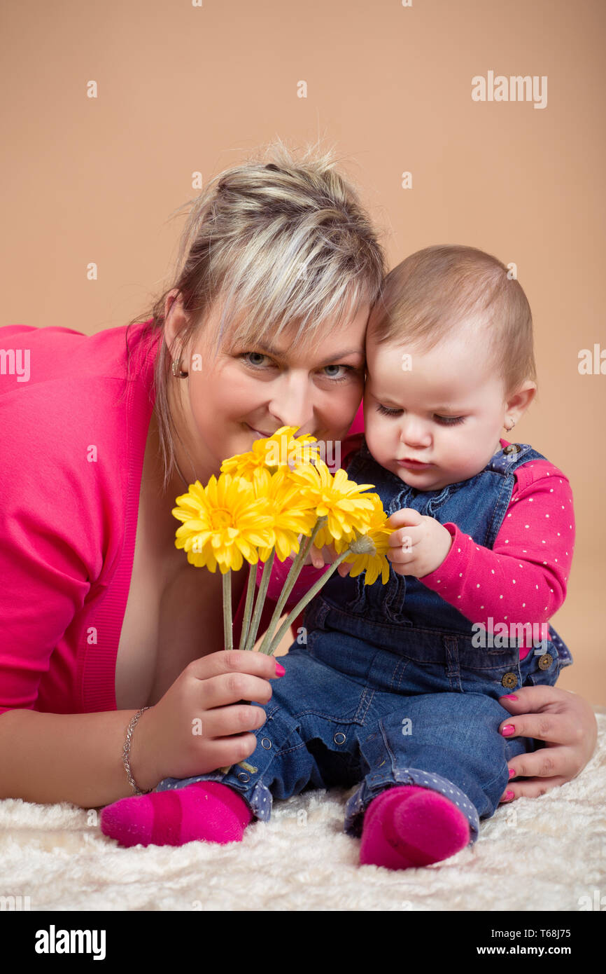 Bebe Bebe Avec Sa Maman Et Fleurs Jaunes Photo Stock Alamy