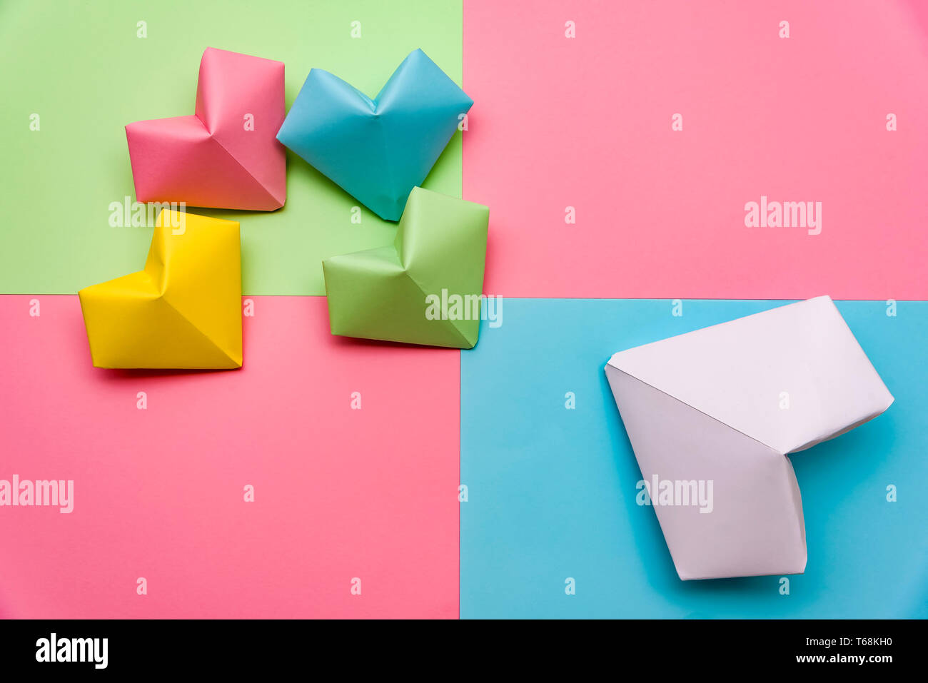 Forme de coeur fait de morceaux de papier coloré sur l'isolé sur fond blanc Banque D'Images
