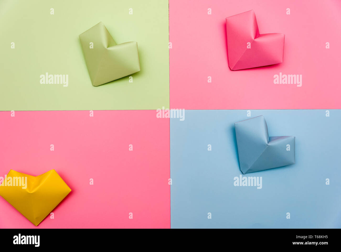 Forme de coeur fait de morceaux de papier coloré sur l'isolé sur fond blanc Banque D'Images