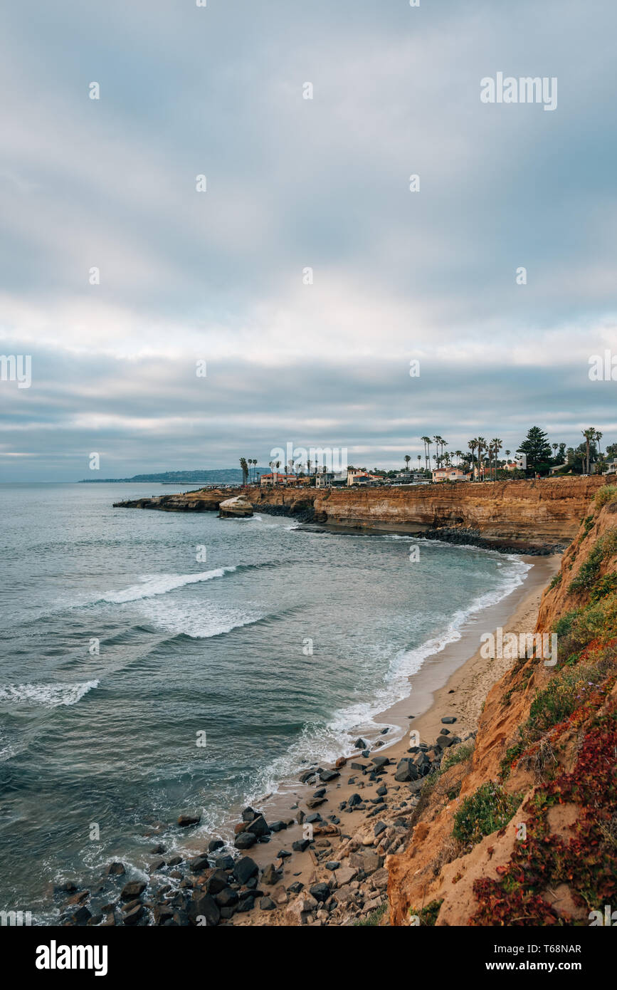 Vue sur les falaises et l'océan Pacifique à Sunset Cliffs Parc Naturel, au Point Loma, San Diego, Californie Banque D'Images