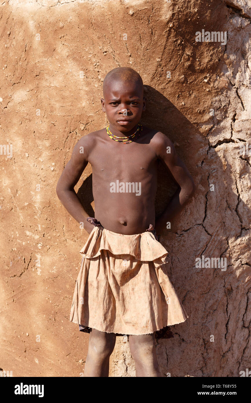 Enfant non identifié tribu Himba en Namibie Banque D'Images