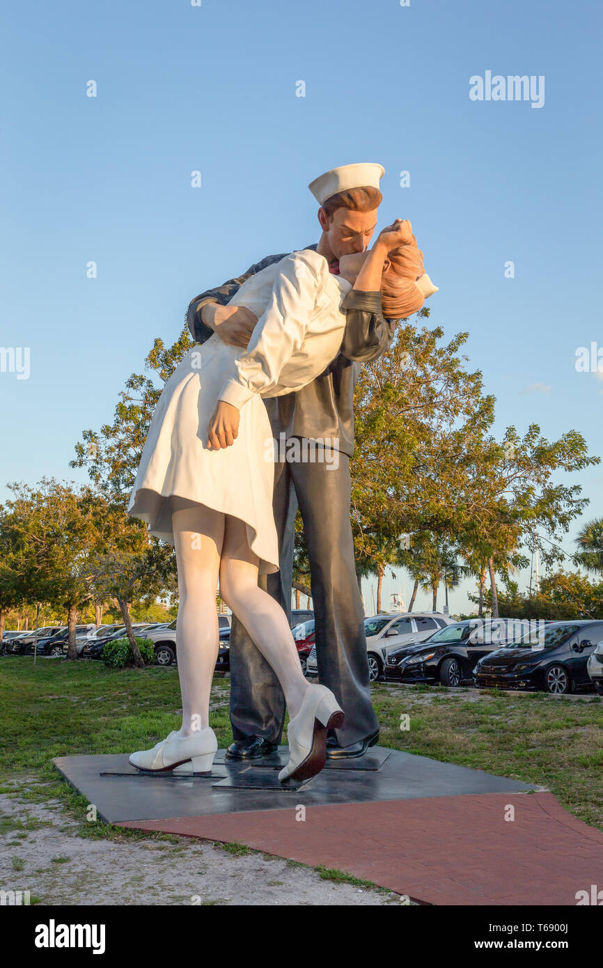 Sarasota, Floride - le 28 mars 2019 : La statue reddition sans condition par Seward Johnson est un monument touristique populaire dans la région de Sarasota. De multiples copies existent Banque D'Images