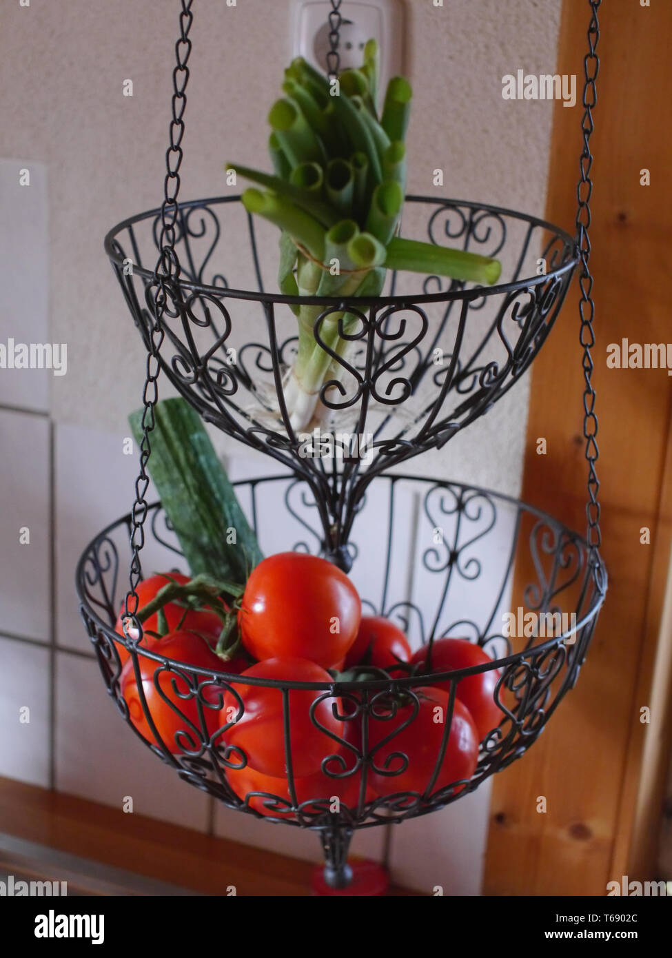 Les légumes dans un panier suspendu dans la cuisine Photo Stock - Alamy