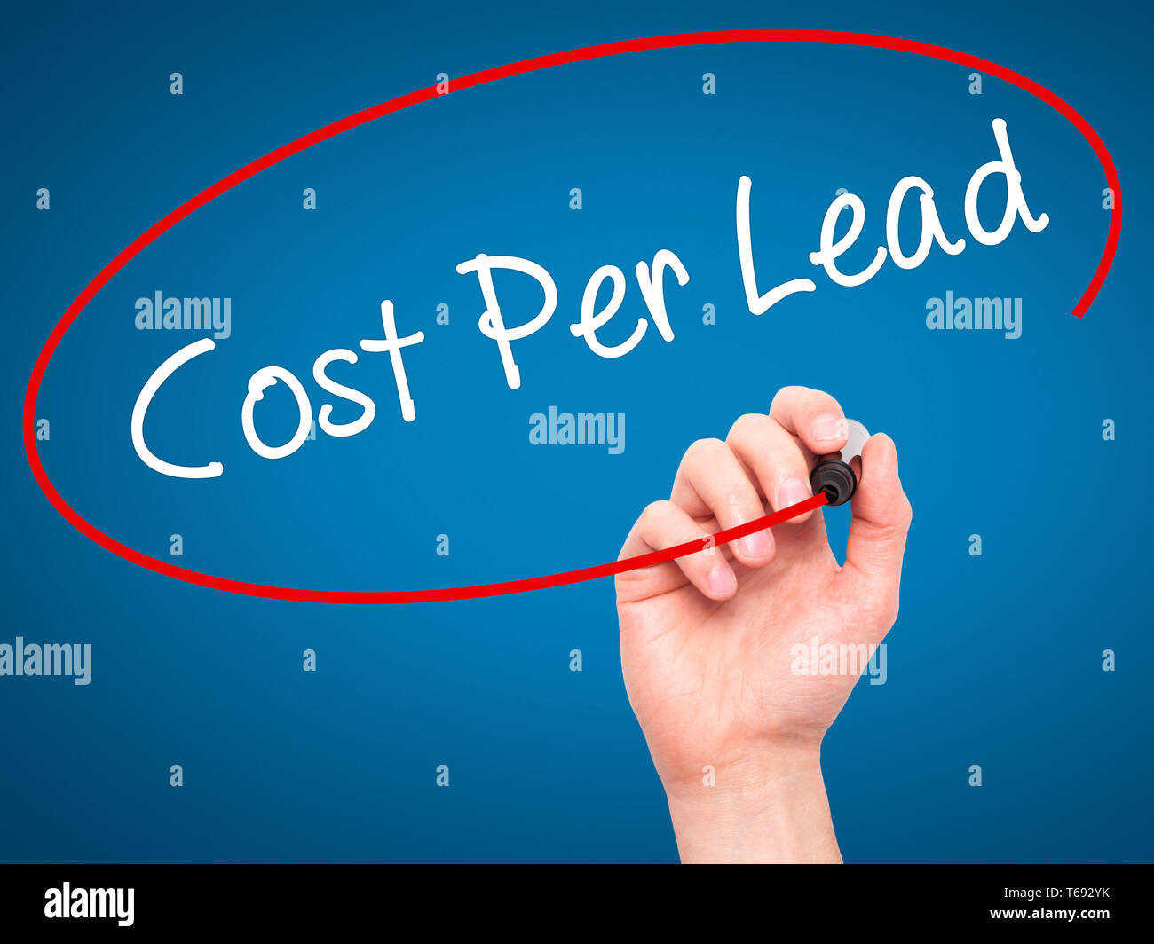 Man main écrit Coût par Lead avec marqueur noir sur l'écran visuel Banque D'Images