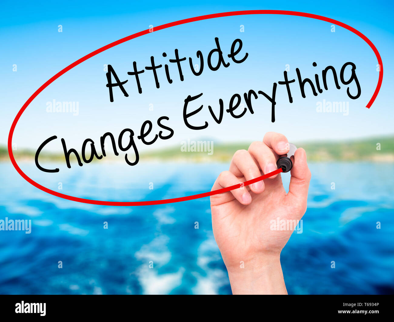 Man main écrit Attitude Change tout avec marqueur noir sur l'écran visuel Banque D'Images