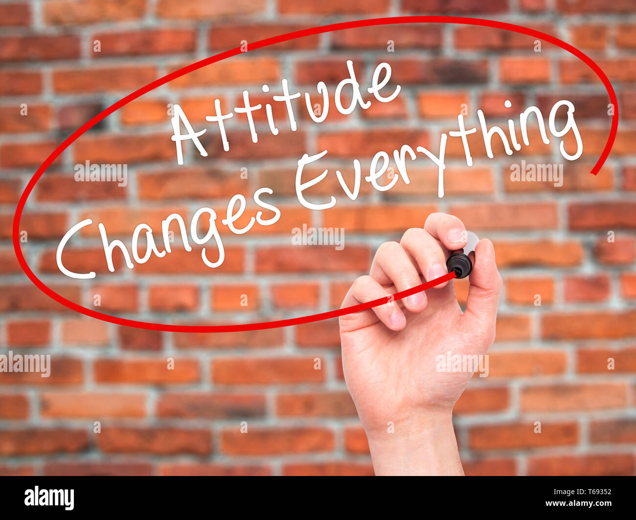Man main écrit Attitude Change tout avec marqueur noir sur l'écran visuel Banque D'Images