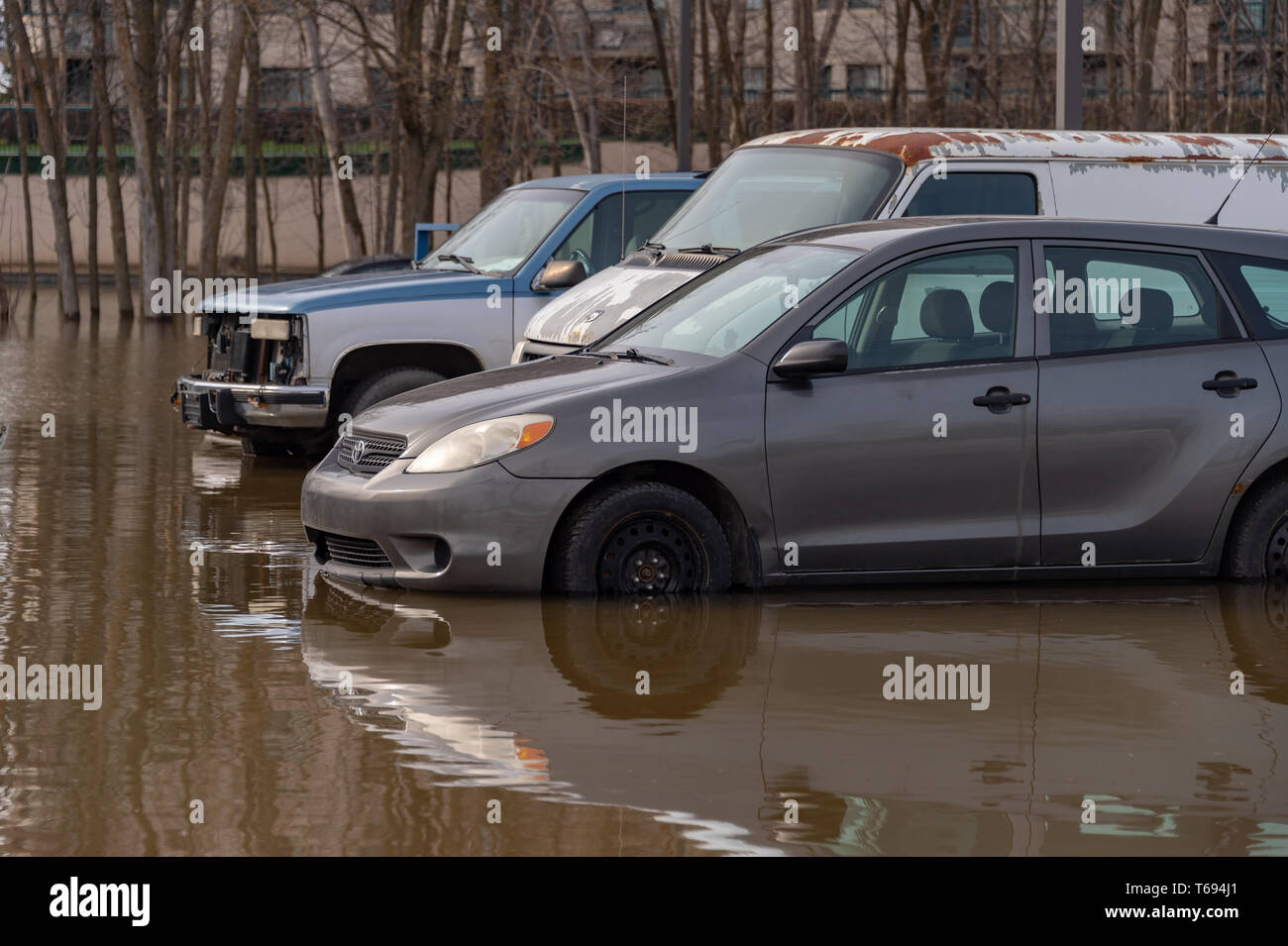 Westmount, Québec, Canada - 29 Avril 2019 : Voitures submergé durant les inondations du printemps Banque D'Images