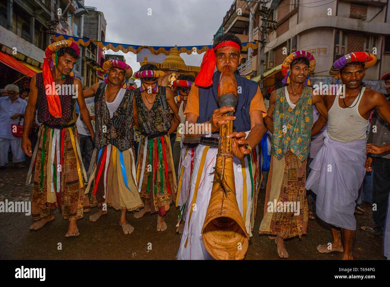 07-Aug-2010-divotis tribal à l'occasion de danse du temple BAPS Swaminarayan Mandir nagar yatra Dhule Maharashtra Inde Asie Banque D'Images