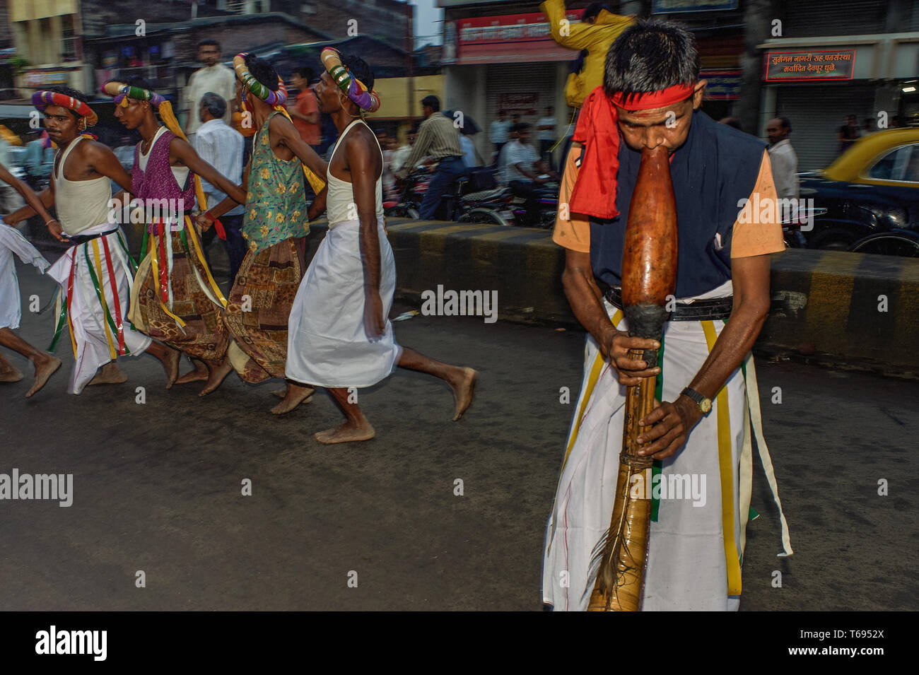 07-Aug-2010-divotis tribal à l'occasion de danse du temple BAPS Swaminarayan Mandir nagar yatra Dhule Maharashtra Inde Asie Banque D'Images