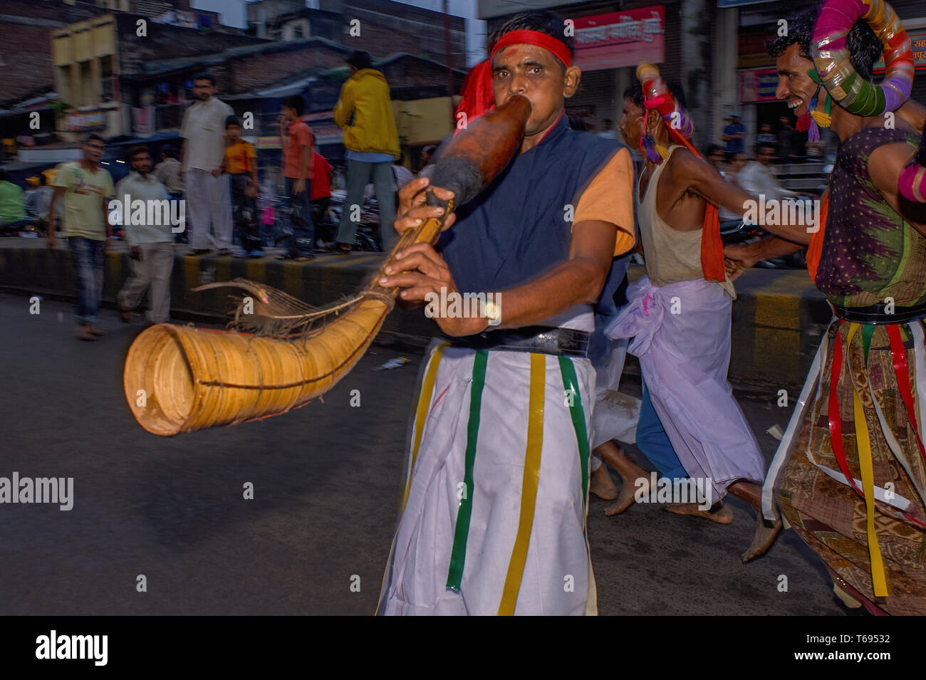 07-Aug-2010-divotis tribal à l'occasion de danse du temple BAPS Swaminarayan Mandir nagar yatra Dhule Maharashtra Inde Asie Banque D'Images