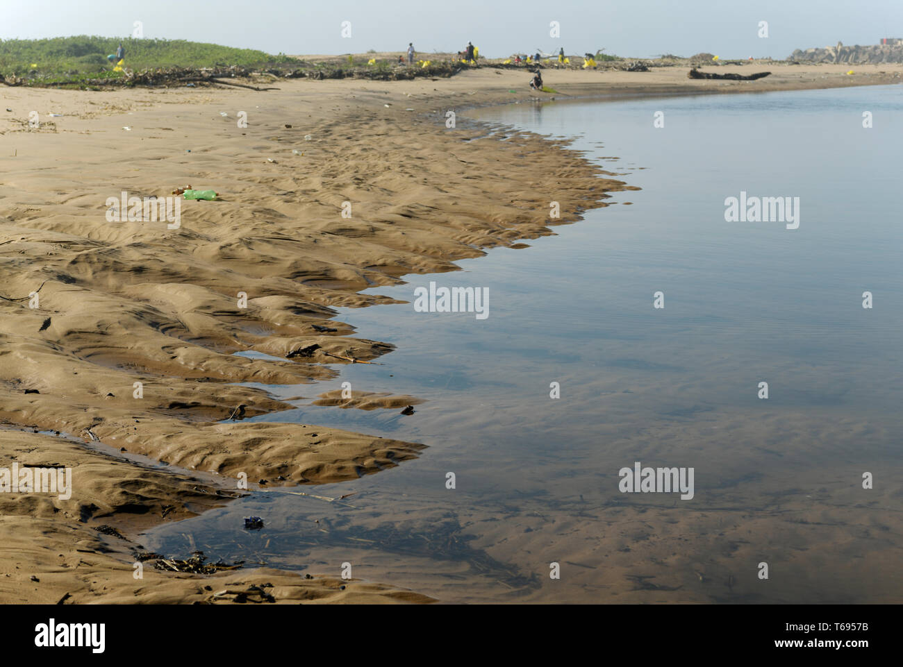 Les personnes qui reçoivent la pollution en plastique à partir de la marée haute de l'estuaire du fleuve Umgeni, Durban, KwaZulu-Natal, Afrique du Sud, paysage, plage Banque D'Images