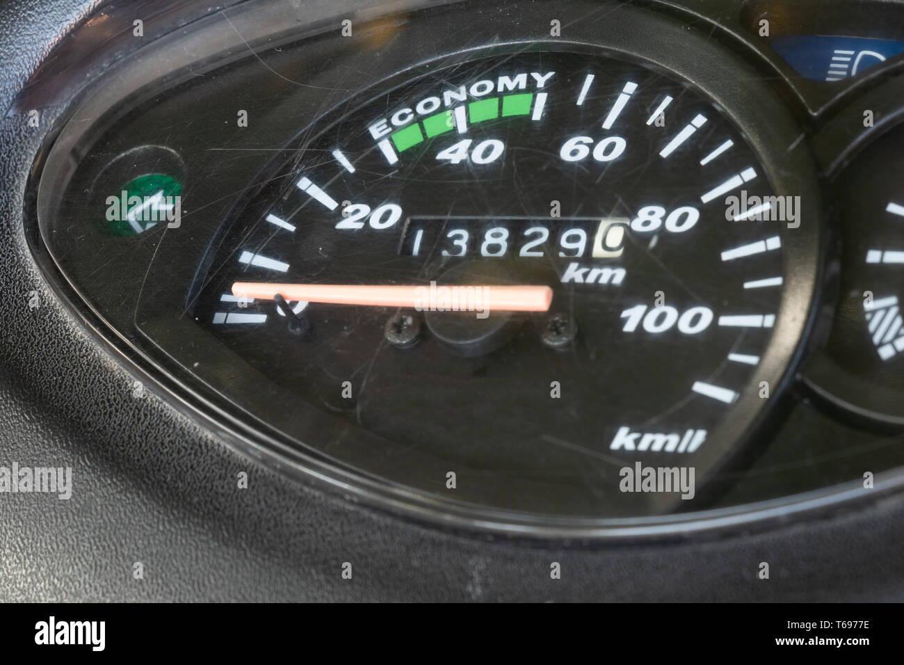 Vue rapprochée de l'indicateur de vitesse et de la jauge de carburant du scooter Banque D'Images
