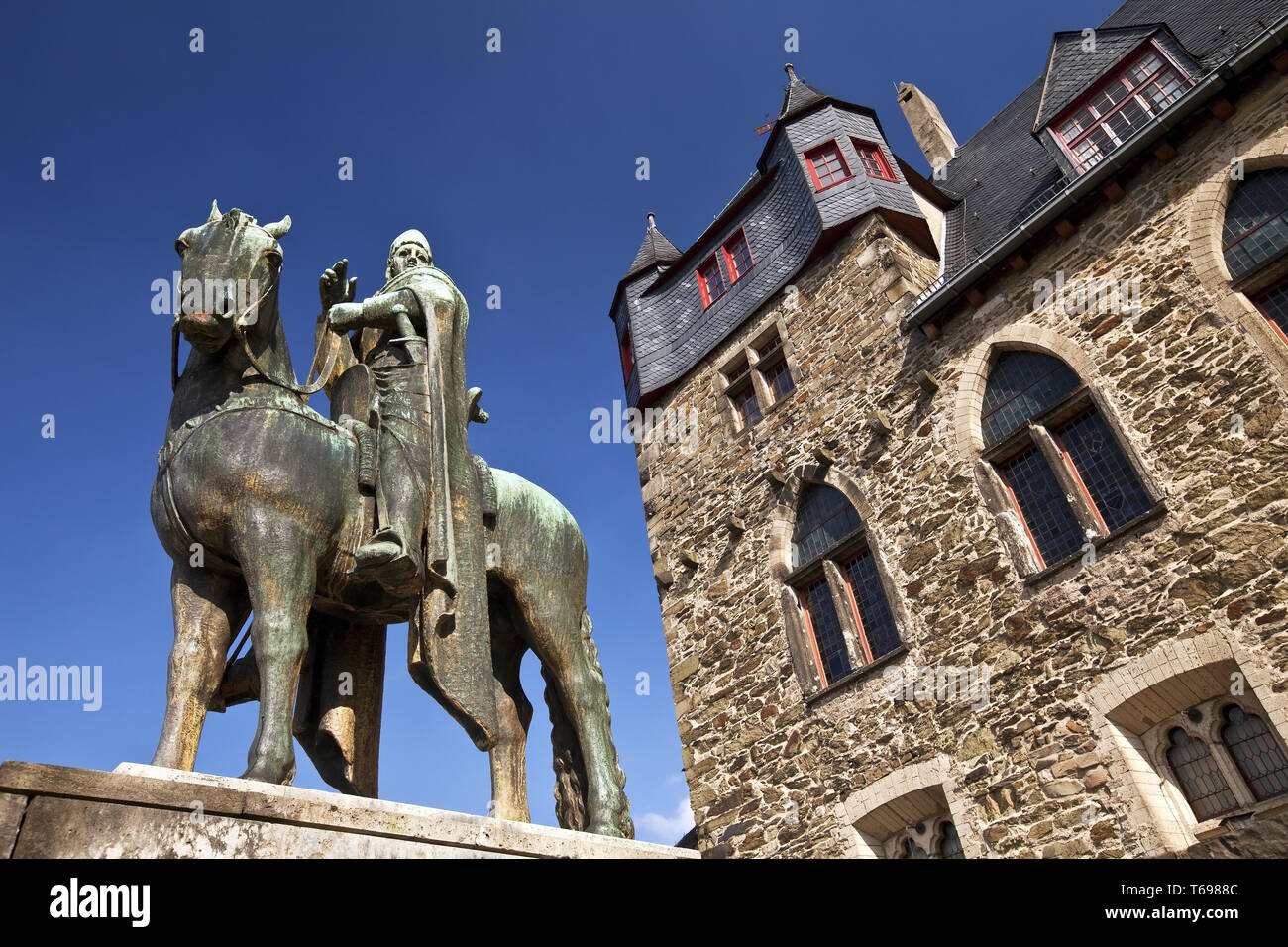 Burg Château avec statue équestre de l'archevêque Engelbert II , Solingen, Allemagne Banque D'Images