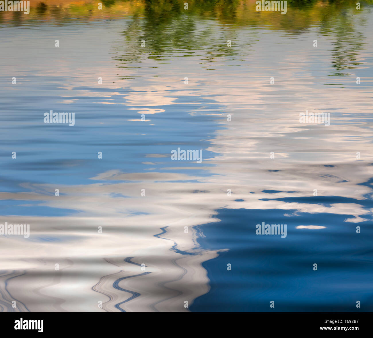 Avec de l'eau ridée de surface avec la réflexion Banque D'Images